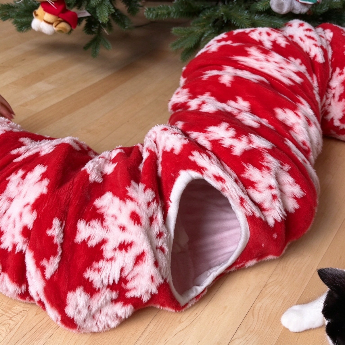 Christmas tunnel cat nest Christmas atmosphere