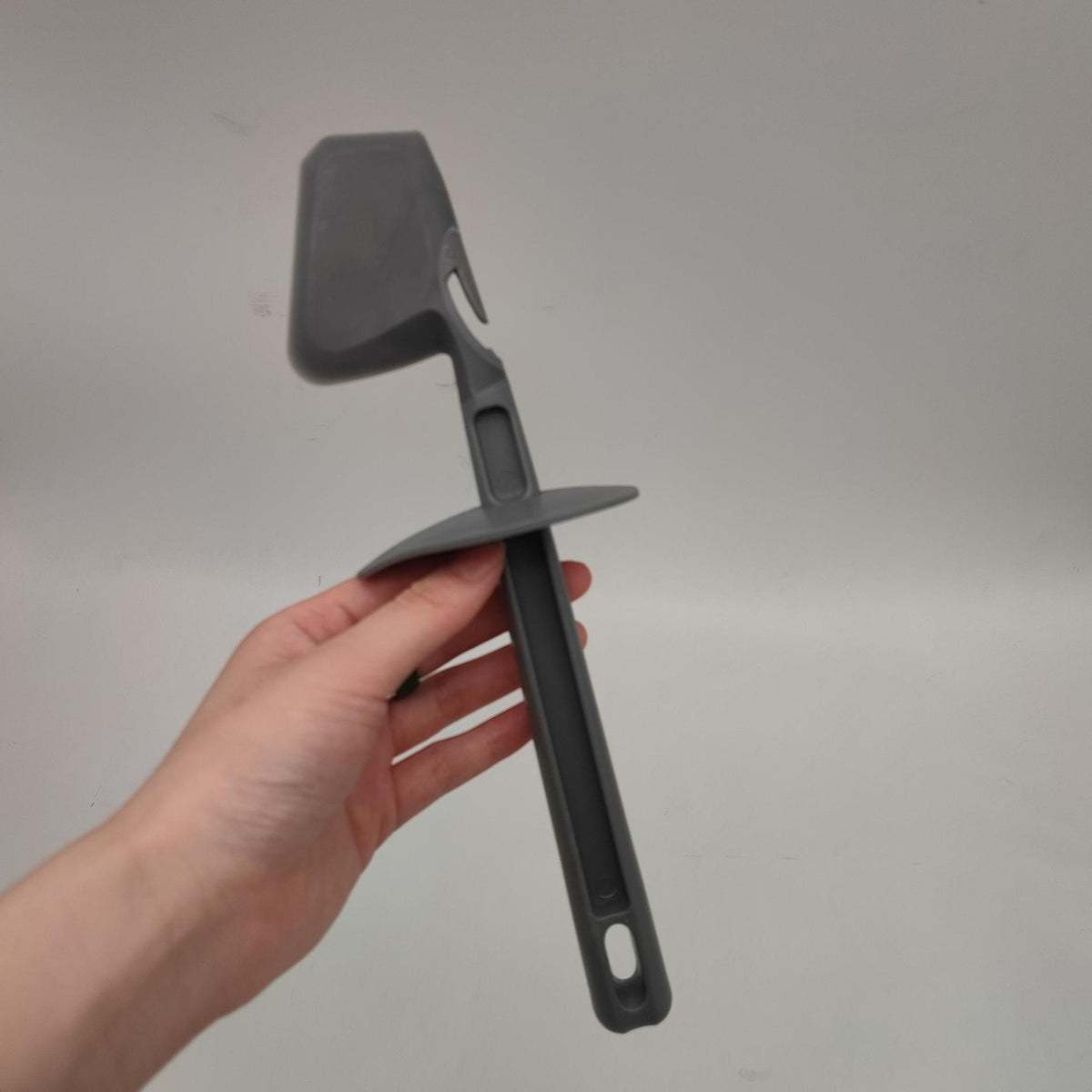 Multifunctional rotating scraper food processor cleaner