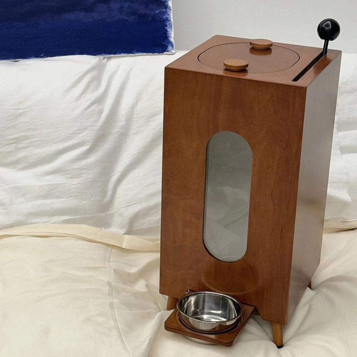 Retro-style pet feeder